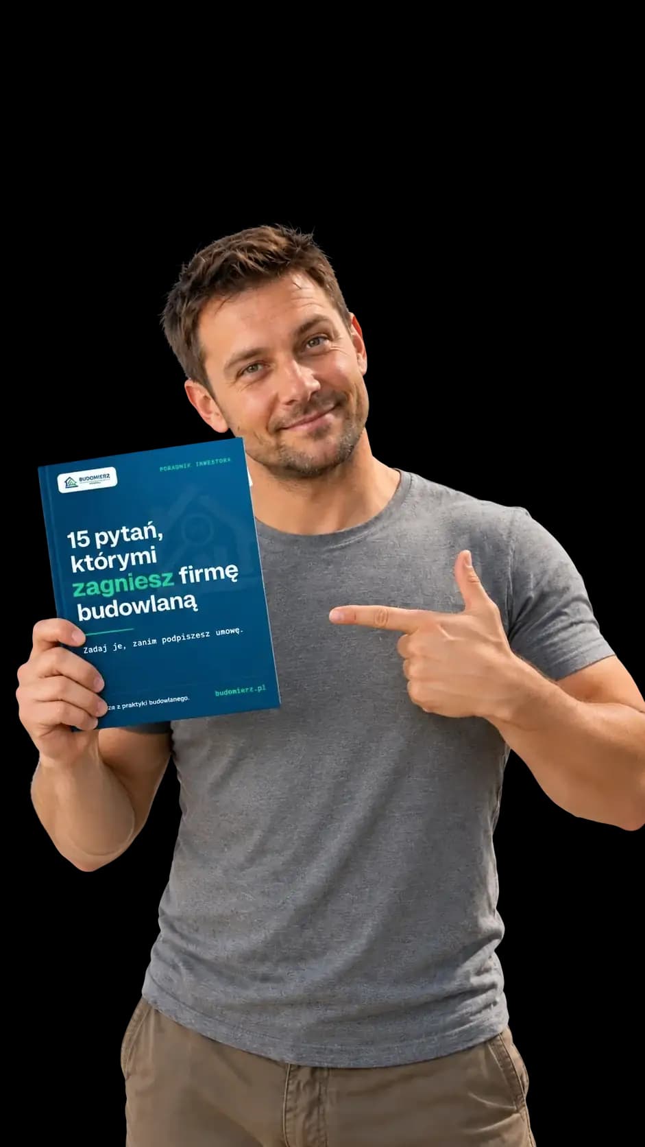 Marek pokazuje e-book Budomierz: 15 pytań, którymi zagniesz firmę budowlaną